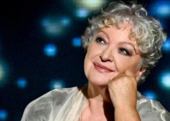 Αγνώριστη η Τάνια Τσανακλίδου – Η φωτογραφία με Δέσποινα Βανδή και Βασίλη Μπισμπίκη στο Πήλιο