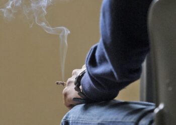 Alldaynews.gr Προσοχή! Ο σιωπηλός κίνδυνος που απειλεί τους καπνιστές όταν κοιμούνται