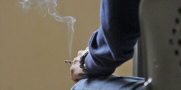 Alldaynews.gr Προσοχή! Ο σιωπηλός κίνδυνος που απειλεί τους καπνιστές όταν κοιμούνται