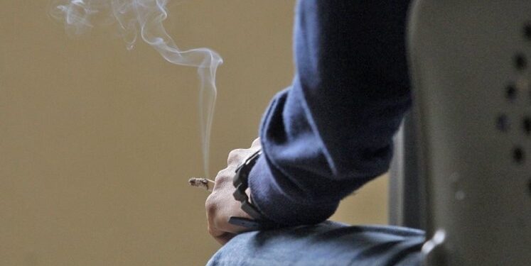 Alldaynews.gr Προσοχή! Ο σιωπηλός κίνδυνος που απειλεί τους καπνιστές όταν κοιμούνται