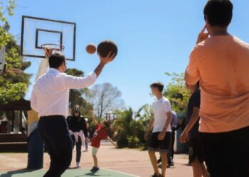 Alldaynews.gr Το TikTok κατέβασε video του Τσίπρα: Έπαιζε μπάσκετ με παιδιά