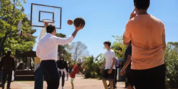 Το TikTok κατέβασε video του Τσίπρα: Έπαιζε μπάσκετ με παιδιά