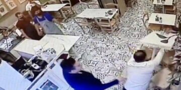 Alldaynews.gr Θεσσαλονίκη – Βίντεο: Έκαναν γυαλιά-καρφιά πατσατζίδικο επειδή τους ζήτησαν πιστοποιητικά