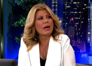 Ζήνα Κουτσελίνη: «Θα το πω για πρώτη φορά… Ο πατέρας μου μαχαίρωσε τη μάνα μου, τη σκότωνε μπροστά μου»