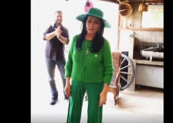 H Ζωζώ Σαπουντζάκη χορεύει το «Πού ‘σαι Θανάση» στα 88 της (vid)