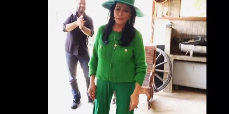 Alldaynews.gr H Ζωζώ Σαπουντζάκη χορεύει το «Πού ‘σαι Θανάση» στα 88 της (vid)