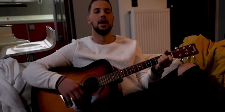 Alldaynews.gr Απίστευτο χάος στο youtube με το νέο τραγούδι και το video clip του Μάνου Δασκαλάκη (video, σχόλια)