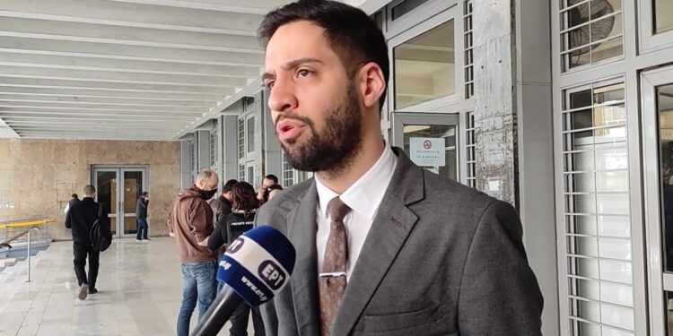 Alldaynews.gr Θεσσαλονίκη: «Οι γονείς ξυλοκόπησαν τον 17χρονο συλληφθέντα» καταγγέλλει ο δικηγόρος του (video)