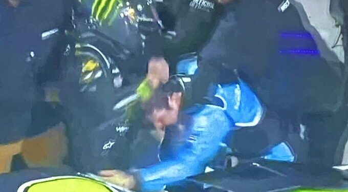 Alldaynews.gr Χαμός: Άγριο ξύλο μεταξύ οδηγών σε αγώνα NASCAR! (vids)