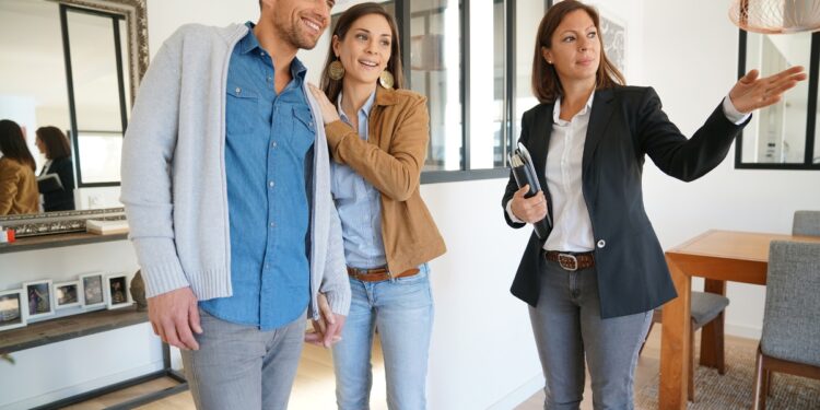 Alldaynews.gr Πουλάει το σπίτι της και κάνει έκπτωση αν πάρουν μαζί και …τον πρώην σύζυγό της (φωτο)