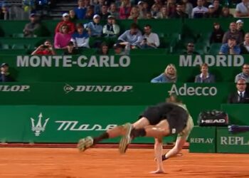 Στέφανος Τσιτσιπάς: Με απίθανη βουτιά «τρέλανε» την κερκίδα και οδήγησε στην ανατροπή