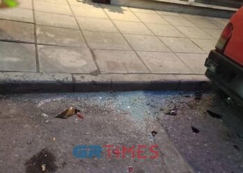 Θανατηφόρο τροχαίο στη Θεσσαλονίκη: Μηχανή έπεσε σε σταματημένα οχήματα – Νεκρός νεαρός