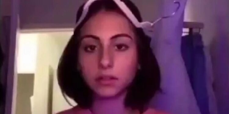 Alldaynews.gr Οι επιστήμονες για το «αντανακλαστικό της κρεμάστρας» που έχει γίνει viral – Θεραπεία για την αυχενική δυστονία; (vids)