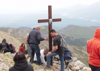 Ύψωσαν σταυρό στο βουνό που έπεσε ο 21χρονος Ερμής – Ραγίζει καρδιές η μητέρα του (video)
