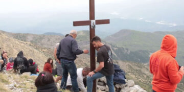 Alldaynews.gr Ύψωσαν σταυρό στο βουνό που έπεσε ο 21χρονος Ερμής – Ραγίζει καρδιές η μητέρα του (video)
