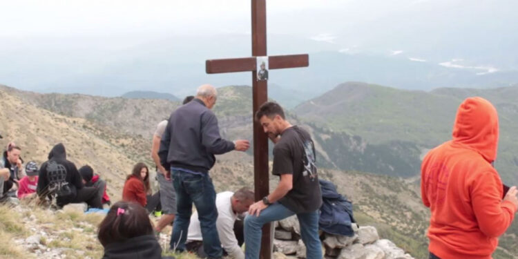 Alldaynews.gr Ύψωσαν σταυρό στο βουνό που έπεσε ο 21χρονος Ερμής – Ραγίζει καρδιές η μητέρα του (video)