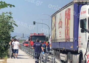 Alldaynews.gr ΠΡΙΝ ΑΠΟ ΛΙΓΟ: Καραμπόλα με 4 νταλίκες στη Λάρισα: Εγκλωβίστηκε οδηγός – Δείτε φωτογραφίες και βίντεο