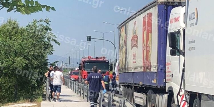 Alldaynews.gr ΠΡΙΝ ΑΠΟ ΛΙΓΟ: Καραμπόλα με 4 νταλίκες στη Λάρισα: Εγκλωβίστηκε οδηγός – Δείτε φωτογραφίες και βίντεο