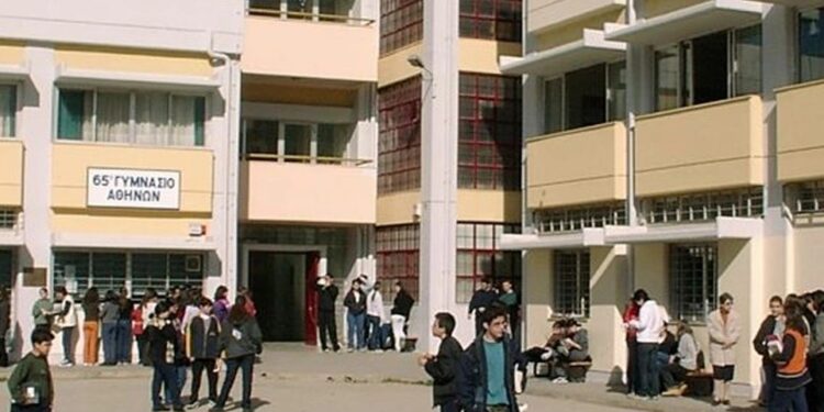 Alldaynews.gr Καθηγήτρια χτύπησε 15χρονο μαθητή της και συνελήφθη από την αστυνομία!