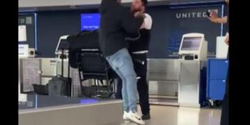 Alldaynews.gr Ασφαλίτης αεροδρομίου ρίχνει σφαλιάρα σε επιβάτη και η απάντηση …τον βρίσκει οριζοντιωμένο (video)