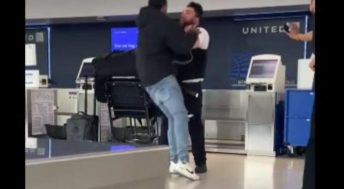 Alldaynews.gr Ασφαλίτης αεροδρομίου ρίχνει σφαλιάρα σε επιβάτη και η απάντηση …τον βρίσκει οριζοντιωμένο (video)