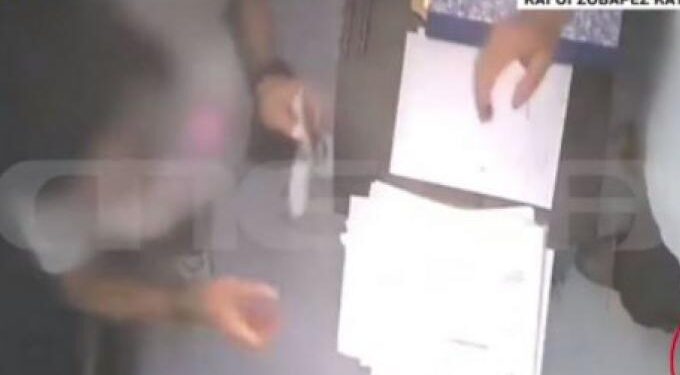 Alldaynews.gr Διευθυντής νοσοκομείου που συνελήφθη να παίρνει φακελάκια επέστρεψε «κύριος» στη θέση του (video)