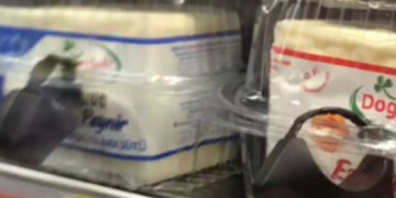 Alldaynews.gr Δραματική κατάσταση στην Τουρκία: Σούπερ μάρκετ βάζουν αντικλεπτικά σε γάλα και τυρί (video)