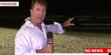 Alldaynews.gr Δημοσιογράφος παρατά το ρεπορτάζ και ορμά στη θάλασσα για να σώσει 10χρονο που πνίγεται (video)