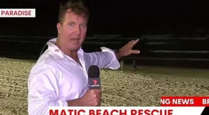 Alldaynews.gr Δημοσιογράφος παρατά το ρεπορτάζ και ορμά στη θάλασσα για να σώσει 10χρονο που πνίγεται (video)