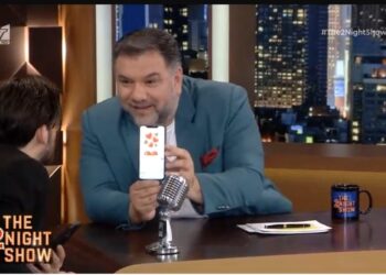 The 2Night Show: Ο γιος του Αρναούτογλου έστειλε μήνυμα – Συγκινήθηκε και το έδειξε on camera!