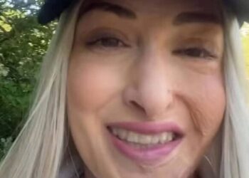 Ιωάννα Παλιοσπύρου: Χαμογελαστή χωρίς μάσκα σε κέντρο αποκατάστασης στη Γαλλία (vid)