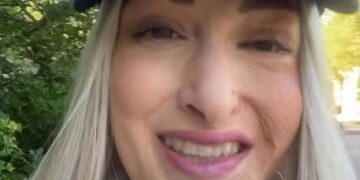 Alldaynews.gr Ιωάννα Παλιοσπύρου: Χαμογελαστή χωρίς μάσκα σε κέντρο αποκατάστασης στη Γαλλία (vid)