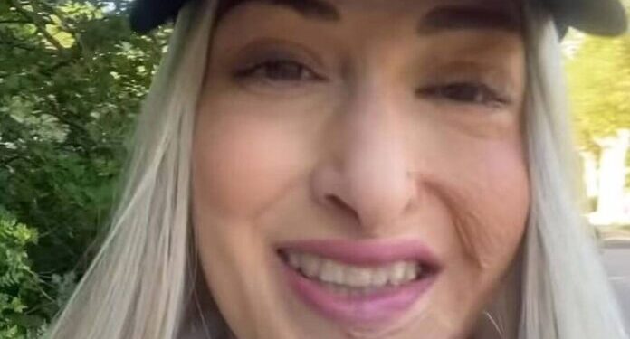 Alldaynews.gr Ιωάννα Παλιοσπύρου: Χαμογελαστή χωρίς μάσκα σε κέντρο αποκατάστασης στη Γαλλία (vid)