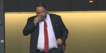 Alldaynews.gr Βαγγέλης Μαρινάκης: Έκανε το σταυρό του και έβγαλε εικόνα από την τσέπη