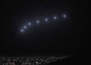 «Φώτα του Φοίνιξ»: Το απόκοσμο γεγονός που είδαν 10.000 άνθρωποι, αλλά όχι και η… κυβέρνηση των ΗΠΑ