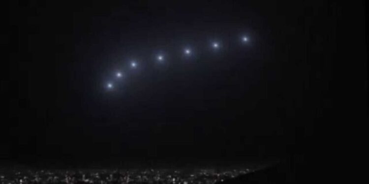 «Φώτα του Φοίνιξ»: Το απόκοσμο γεγονός που είδαν 10.000 άνθρωποι, αλλά όχι και η… κυβέρνηση των ΗΠΑ