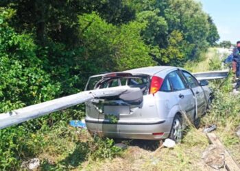 Πριν Λίγο-Σοκαριστικό τροχαίο με έναν νεκρό: Μπάρες «διαπέρασαν» αυτοκίνητο[photos]