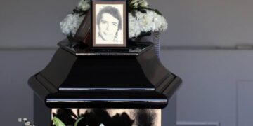 Alldaynews.gr Κηδεία Δάκη: Βαρύ το κλίμα στο τελευταίο «αντίο» – Η συγκλονιστική φωτογραφία