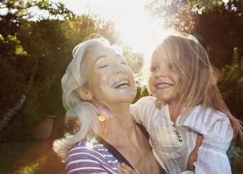 “Σήμερα έχω ένα ποτήρι νερό από αυτό το παιδί” – Η Κα Ελένη πήρε κρυφά το μωρό που πέταξε γιατρός στα σκουπίδια