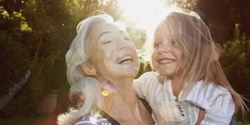 “Σήμερα έχω ένα ποτήρι νερό από αυτό το παιδί” – Η Κα Ελένη πήρε κρυφά το μωρό που πέταξε γιατρός στα σκουπίδια