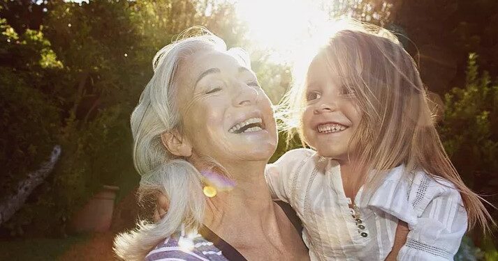 “Σήμερα έχω ένα ποτήρι νερό από αυτό το παιδί” – Η Κα Ελένη πήρε κρυφά το μωρό που πέταξε γιατρός στα σκουπίδια