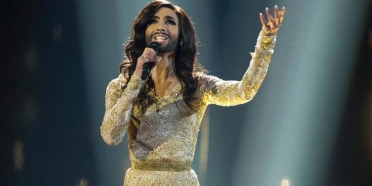 Αγνώριστη με μαύρο κορσέ! Έτσι είναι σήμερα η Κοντσίτα της Eurovision[photos]