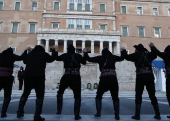 Alldaynews.gr Σείστηκε το Σύνταγμα με τον Πυρρίχιο – Υπό χειροκροτήματα η αλλαγή φρουράς με Πόντιους Εύζωνες