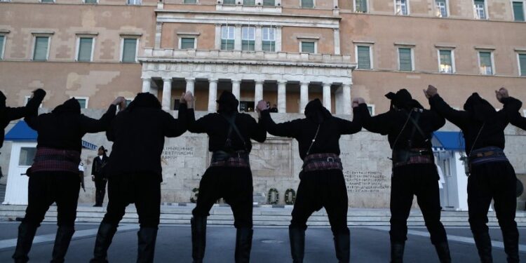 Alldaynews.gr Σείστηκε το Σύνταγμα με τον Πυρρίχιο – Υπό χειροκροτήματα η αλλαγή φρουράς με Πόντιους Εύζωνες