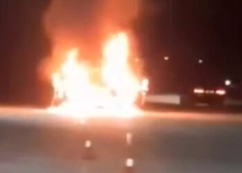 Παραλίγο τραγωδία στη Λούτσα: Αυτοκίνητο έκανε Drift και πήρε φωτιά[video]