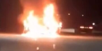 Παραλίγο τραγωδία στη Λούτσα: Αυτοκίνητο έκανε Drift και πήρε φωτιά[video]