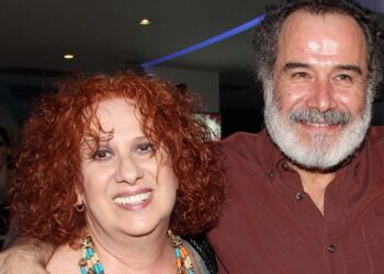 Θοδωρής Κατσαφάδος: Συγκινεί για τον ξαφνικό θάνατο της συζύγου του, Χριστίνας Βαρζοπούλου – «Ήμουν παρών όταν έφυγε»