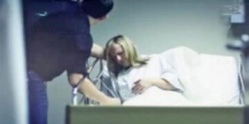 Alldaynews.gr Η μαμά «πεθαίνει» στη διάρκεια της εγκυμοσύνης, τότε ο μπαμπάς της ψιθυρίζει δυο λόγια στο αυτί και μετά γίνεται το θαύμα