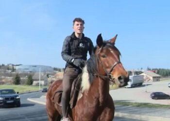 Αποφάσισε να πηγαίνει με… άλογο στη δουλειά, επειδή αυξήθηκε η τιμή των καυσίμων[video]