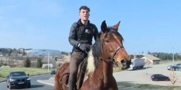 Αποφάσισε να πηγαίνει με… άλογο στη δουλειά, επειδή αυξήθηκε η τιμή των καυσίμων[video]